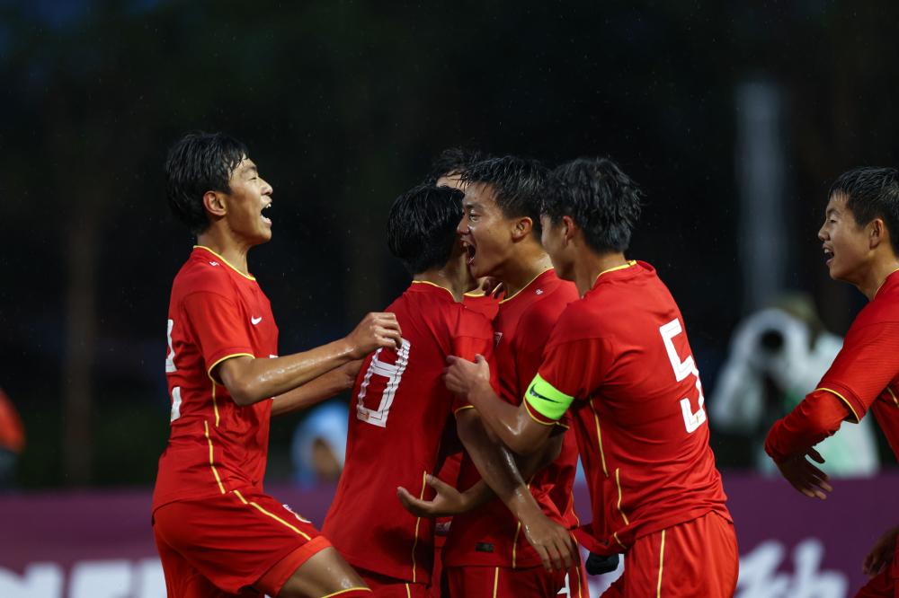 福登调侃小球迷：要这么多签名是不要拿去卖，赚了钱分我一半