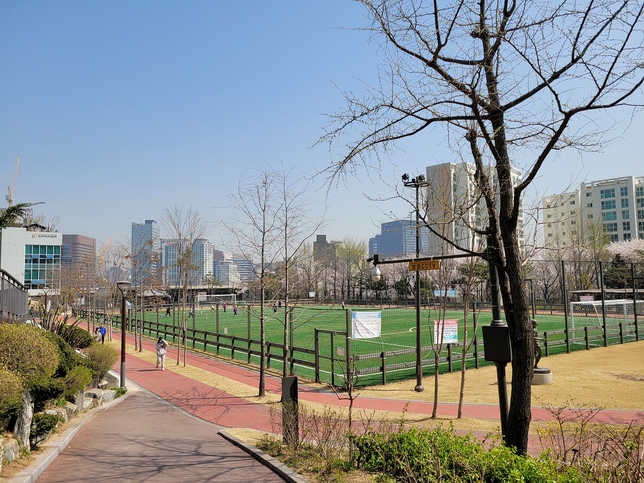 基德：戴维斯回归能给我们拉开空间，球队适应他还需要些时间